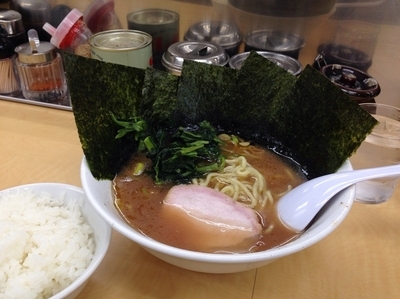 「とんこつ醤油ラーメン・ライス（無料） 700円」@ら〜めんぎょうてん屋GOLD 東名厚木店の写真