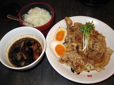 「肉盛りつけ麺並800円＋無料の肉増し・味玉」@魁 肉盛りつけ麺 六代目けいすけの写真