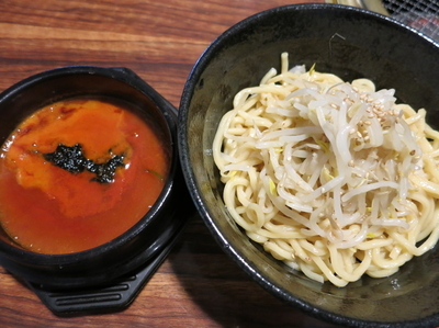 「辛赤つけ麺　いろいろ食べ放題が付いたランチセットで1026円」@一頭買焼肉 玄 浅草本店の写真