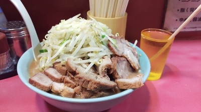 「小豚ダブル【ﾆﾝﾆｸﾏｼﾏｼﾔｻｲ】」@ラーメン二郎 歌舞伎町店の写真