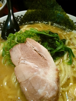 「らーめん(太麺・家系)」@豚骨醤油ラーメン 中山堂の写真