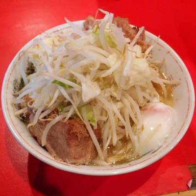 「小ラーメン（700円）＋温泉玉子（100円）＋ニンニク」@ラーメン二郎 府中店の写真