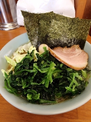 「ラーメン並ほうれん草増し、硬め濃いめ」@ラーメン くじら家の写真