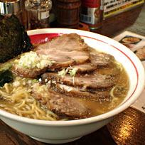 「背脂醤油らーめん（大盛無料）580円＋チャーシュー4枚220」@悠河らーめん 町田中町店の写真