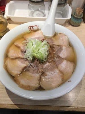 「ラーメン(大盛り)850円(チャーシュー4枚増サービス券)」@喜多方ラーメン坂内 新宿西口思い出横丁店の写真