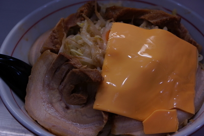 「肉増しまぜぞば２００Ｇ・醬油（ニンニク、野菜。チーズ）」@麺処MAZERU 神田店の写真