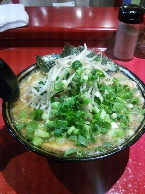 「ラーメン中盛＋ニラもやし＋青ネギ」@厚木家の写真