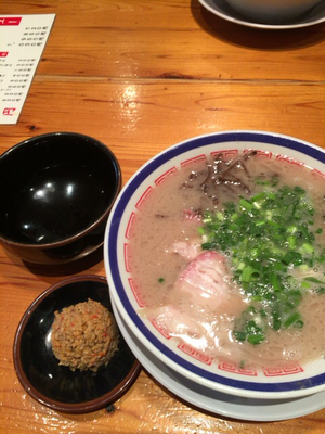 「ラーメン（バリカタ)＋赤オニ＋替え玉」@博多長浜らーめん 田中商店の写真