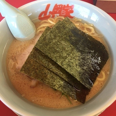 「醤油ラーメン（オオメのオオメ）620円　チャーシュー2枚」@山岡家 館林店の写真