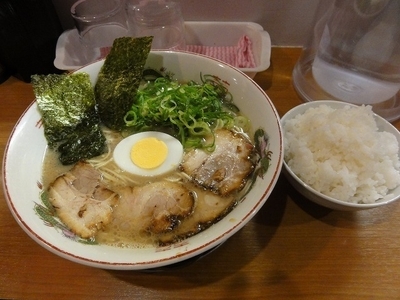 「ラーメン中 750円  サービスライス」@豚骨発祥 久留米ラーメン くるめやの写真
