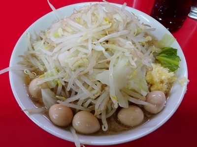 「小ラーメン（700円）＋うずらの卵（100円）ヤサイニンニク」@ラーメン二郎 茨城守谷店の写真