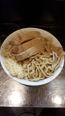 「ラーメン700円(硬め、カラめ以外全マシ)」@らーめん虎丸 川口店の写真