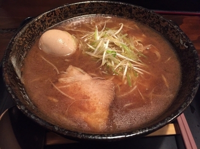 「中華そば（中）810円 煮玉子付き」@もちもちの木 新宿店の写真