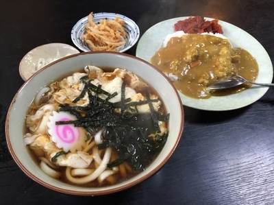 「玉子とじうどん550円、半カレーライス350円」@そば処 日よしやの写真