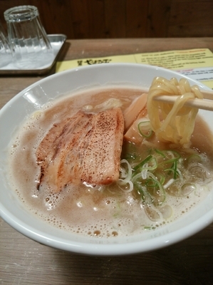 「濃厚鶏白湯ラーメン750円」@麺屋 やまひで 沖縄宜野湾店の写真