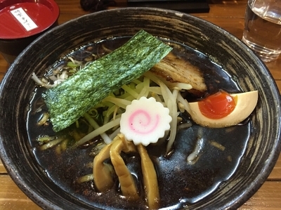 「黒の月ら～めん（平打ち麺）」@ラーメン厨房つきまるの写真