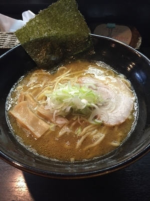 「豚骨醤油ラーメン大盛」@めん処 仁兵衛 淵野辺店の写真