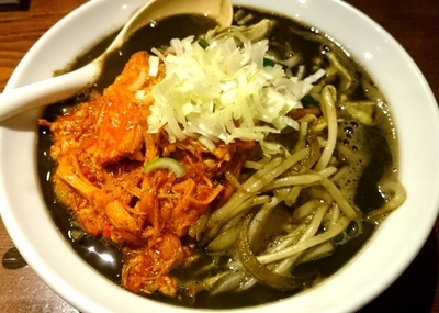 「【限定】イカスミソカレー。800円＋おいちい飯。50円」@中華そば 飯村製作所の写真