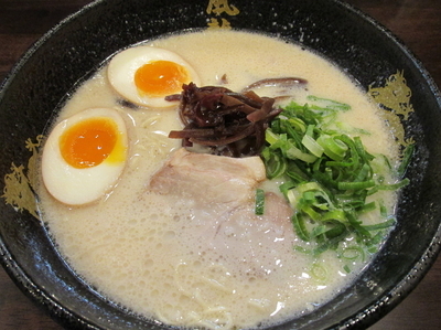 「半熟玉子ラーメン　「650円」」@とんこつラーメン 博多風龍 大宮東口駅前店の写真