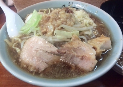 「ラーメン(麺半分・にんにく・あぶら)」@ラーメン富士丸 西新井大師店の写真