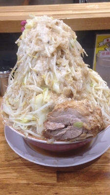 「ラーメン(500gヤサイとアブラマシマシニンニク抜き)」@デカ盛り戦隊 豚レンジャーの写真