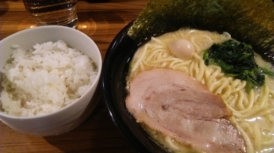 「塩ラーメン 680円（税抜） 小ライスサービス」@横浜家系ラーメン 壱角家 市川南口店の写真