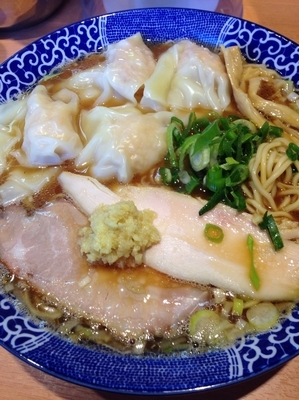 「ワンタン中華そば 黒 大盛」@中華そば 虎桜の写真