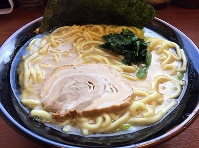 「豚骨醤油ラーメン並（６８０円）」@宮本商店 川口新井宿店の写真