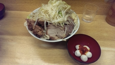 「小豚、麺大盛り、デスうずら（辛さマックス）、野菜、ニンニク」@ラーメン二郎 環七新新代田店の写真