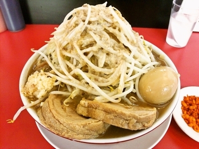 「ラーメン（ニンニクアブラ辛揚げ）+特製（豚一枚＆味玉）」@鷹の目 獨協大学前本店の写真