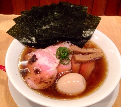 「味玉焼豚醤油そば　黒トリュフの香り１２５０円　海苔１００円」@Japanese Soba Noodles 蔦の写真
