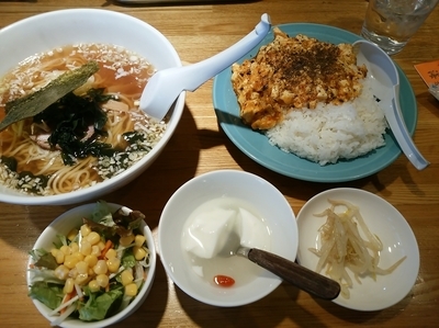 「ラーメンセット(四川風マーボーあんかけご飯＆香物)850円」@中華ダイニング 海菜楼の写真