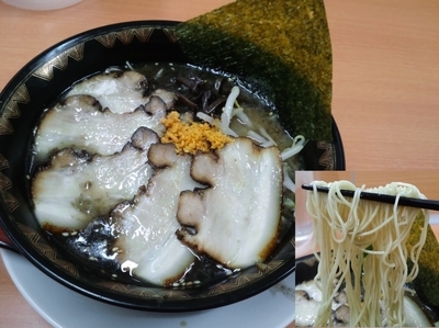 「チャーシュー黒ラーメンバリカタ820円」@豚骨ラーメン三足 磯子店の写真