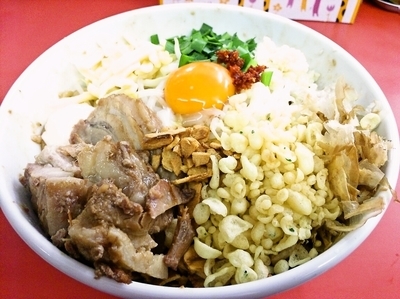 「まぜそば（ニンニクアブラチーズマヨネーズ）+ほぐし豚」@らー麺 ぶたのジョーの写真