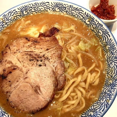 「本格！炙り味噌らぁ麺780円 エビ辛子50円」@豚骨一燈の写真