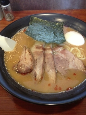 「味噌チャーシュー麺味玉中盛、硬め」@らぁーめん 吉本家の写真