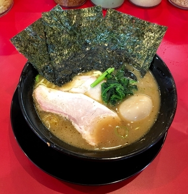 「ラーメン 650円 + 味玉 70円」@家系ラーメン王道 王道之印の写真