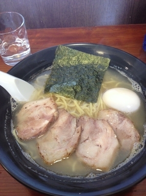 「塩チャーシュー麺味玉中盛、硬め」@らぁーめん 吉本家の写真