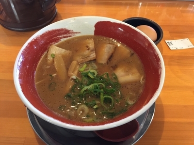 「チャーシュー麺 830円+替え玉100円+生卵無料」@徳島ラーメン 麺王 天白店の写真