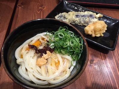 「ガリたま（小）460円、ナス天、から揚げ天」@讃岐うどん大使 東京麺通団の写真