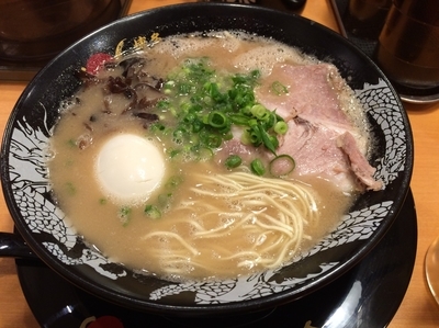 「味玉ラーメン+生ビール／￥850+0」@博多一幸舎 池袋東口店の写真