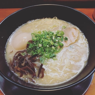 「豚骨ら〜めん+味玉」@煮干し豚骨らーめん専門店 六郷の写真