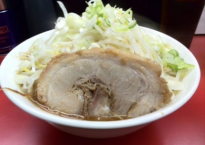 「辛ラーメン・中（にんにく・ねぎ・肉玉）￥900」@ラーメン一心の写真