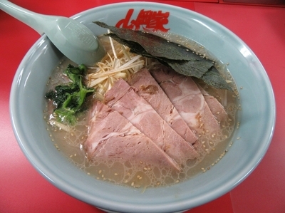 「塩ネギチャーシュー麺＋中盛（１０８０円）」@山岡家 成田飯仲店の写真
