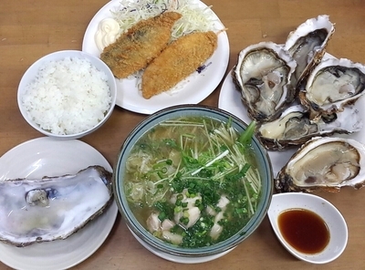 「【12月9日限定】剥き牡蠣ラーメンと生鯵フライセット」@MENYA 食い味の道有楽の写真