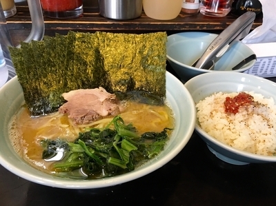 「のり増しラーメン ¥700 + サービス小ライス」@横浜ラーメン 武蔵家 三鷹店の写真