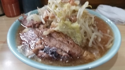 「富士丸ラーメン　麺半分　炙り　ヤサイちょい増し」@ラーメン富士丸 明治通り都電梶原店の写真
