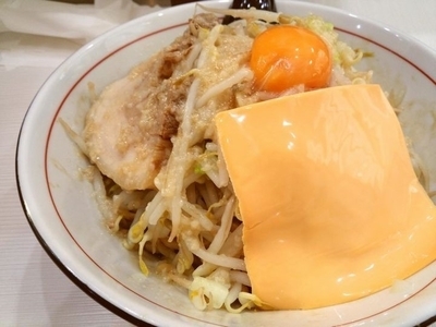 「まぜそば（並、醤油、ヤサイアブラチーズ）」@麺処MAZERU 神田店の写真