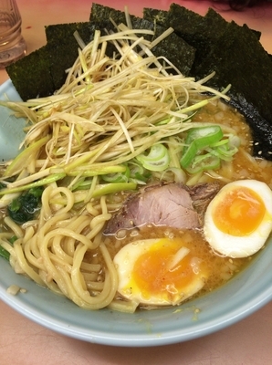 「特製味噌中盛り  海苔  白ネギ  味たま」@ラーメン山岡家 水戸南店の写真