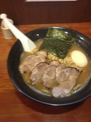 「醤油チャーシュー麺味玉中盛、硬め」@らぁーめん 吉本家の写真